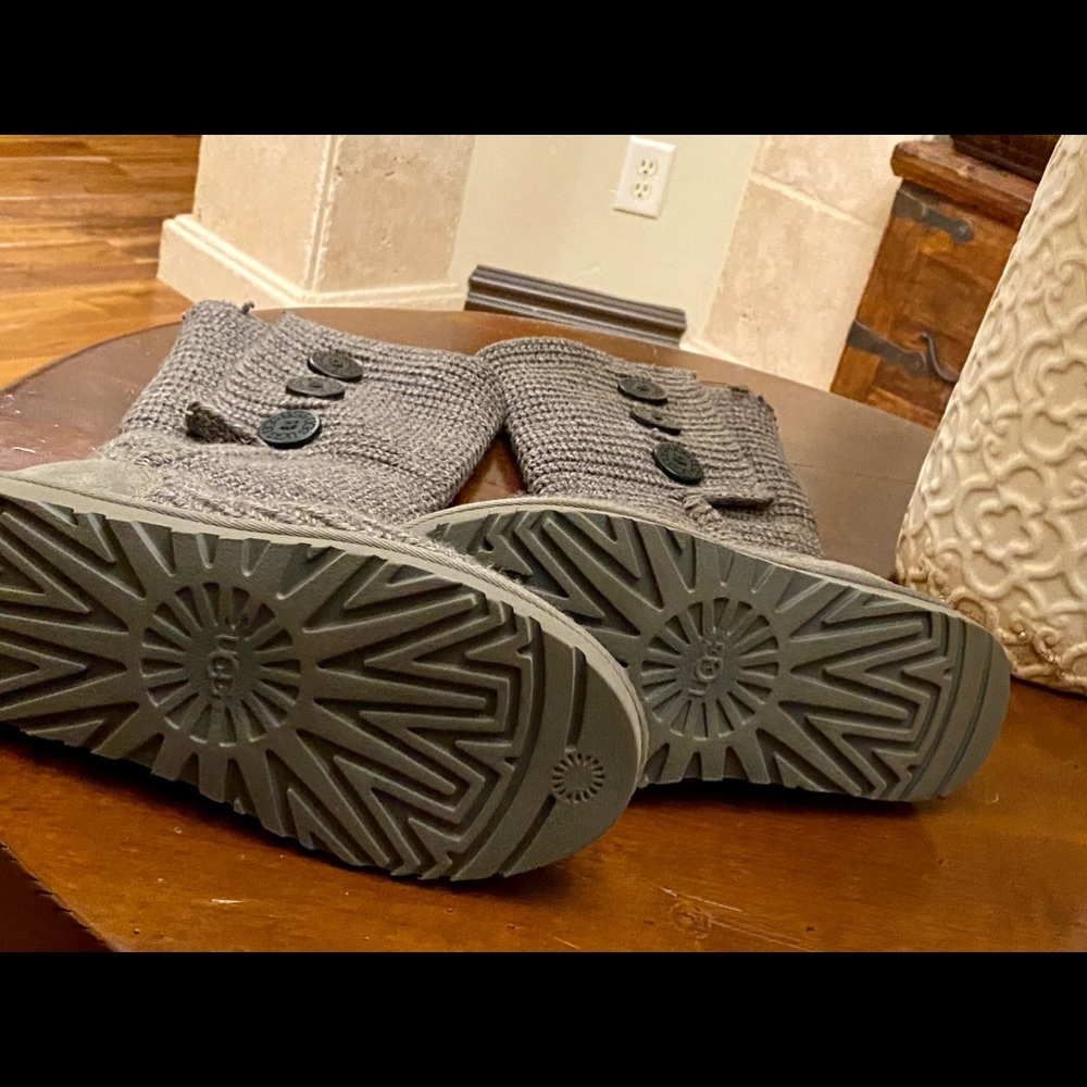 GREY  SWEATER UGG BOOTS SIZE 7! - Picture 9 of 12